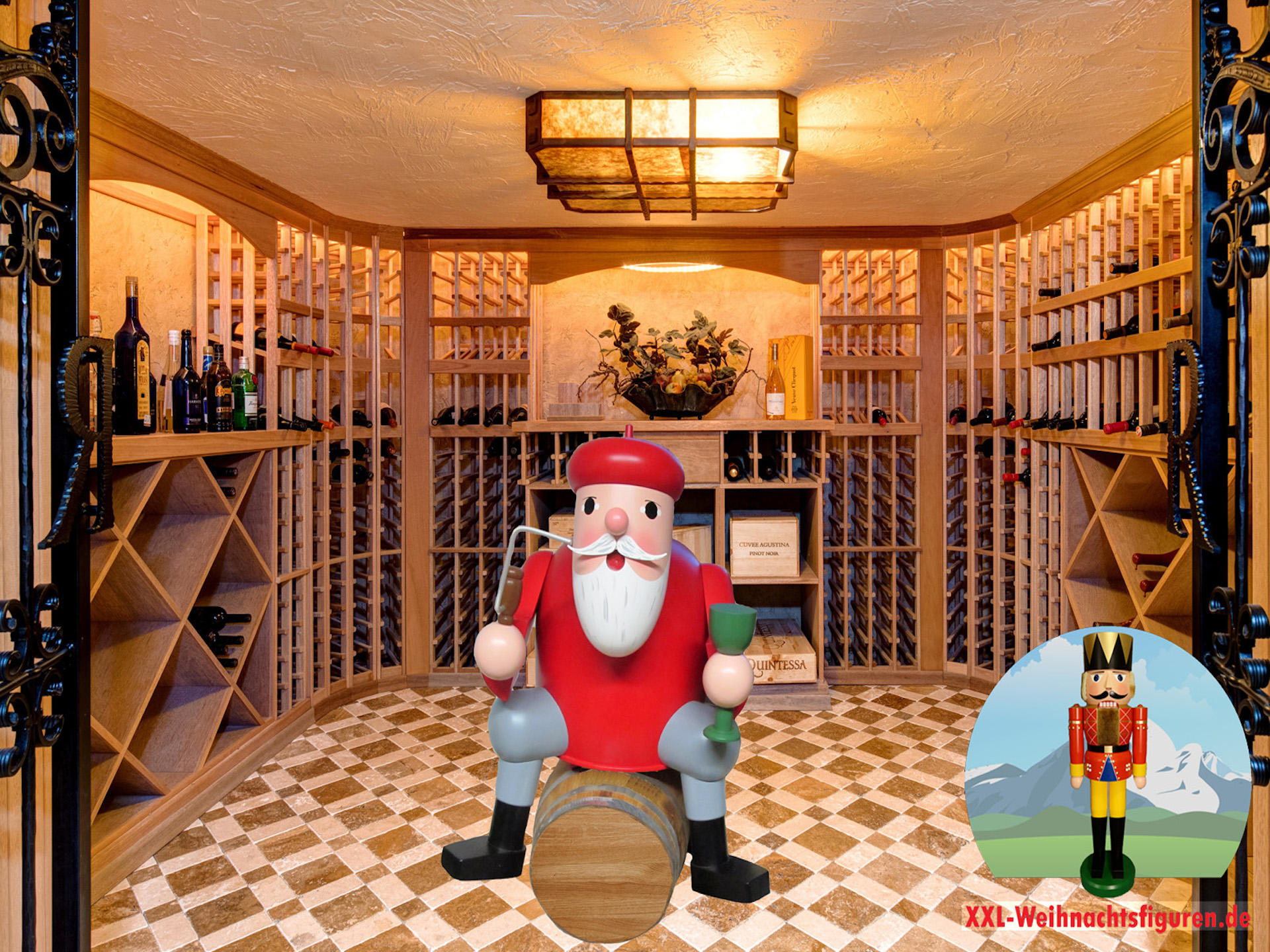 Auf dem Foto sieht man eine sehr große Weihnachtsfigur. Es handelt sich um einen lebensgroße Räuchermann, der auf einem Weinfass sitzt.