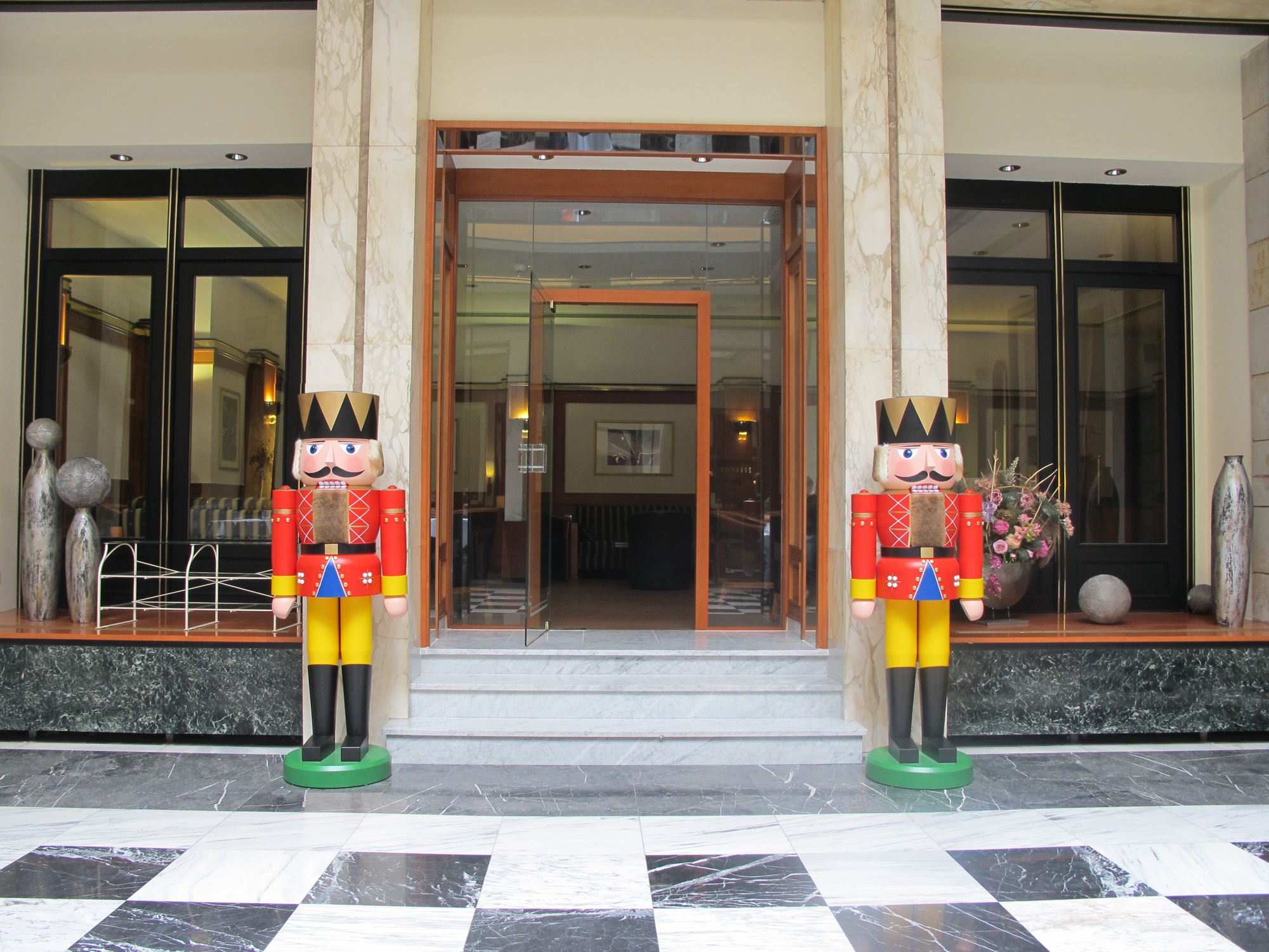 Luxurious Christmas Decoration in front of a Hotel: Two Nutcrackers are standing in from of the Entrance Area